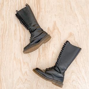 Rare Made In England Dr Martens 20 eye black boots
